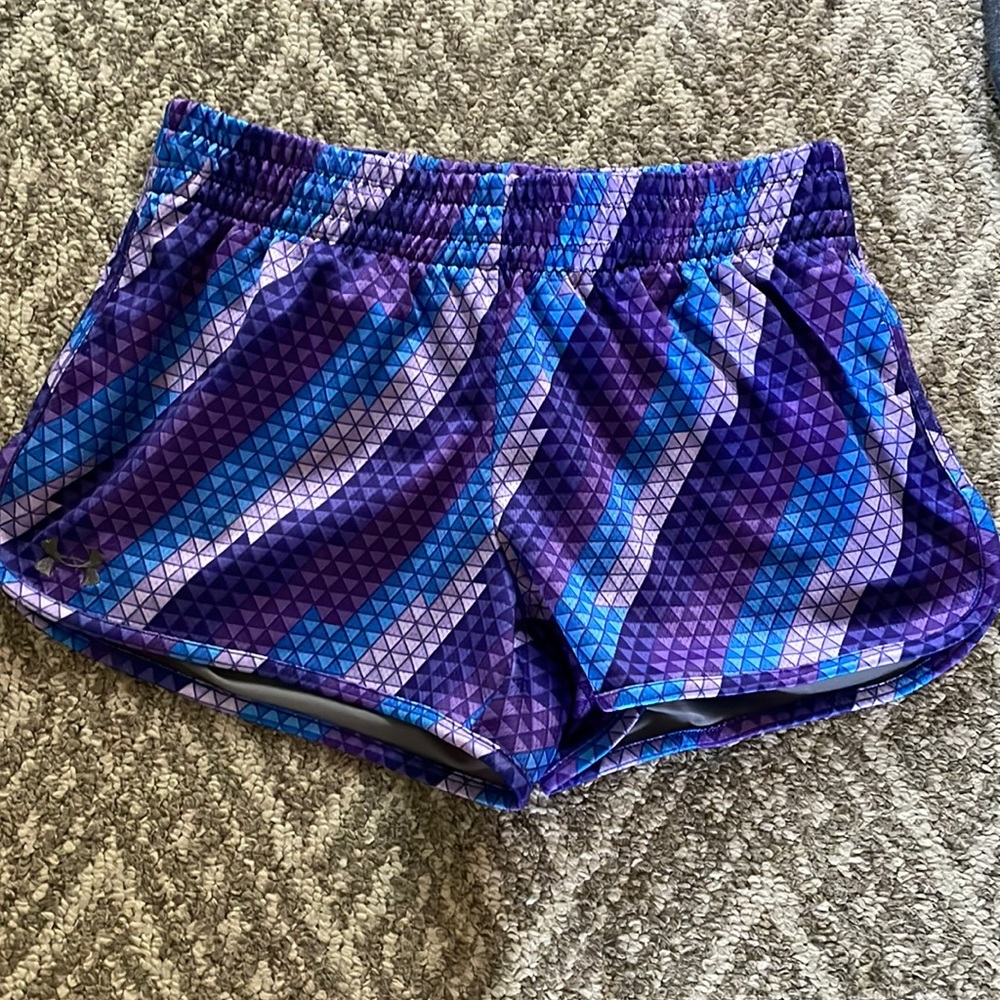 Under armour shorts. Size medium but runs small. Fits better on a size small.